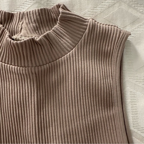 Babaton Cropped Sleeveless top - Picture 3 of 4